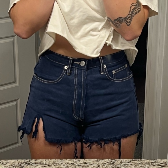 dark denim Guess shorts with a thigh rip 🧚🏻‍♀️🤠🪐 - Picture 3 of 4